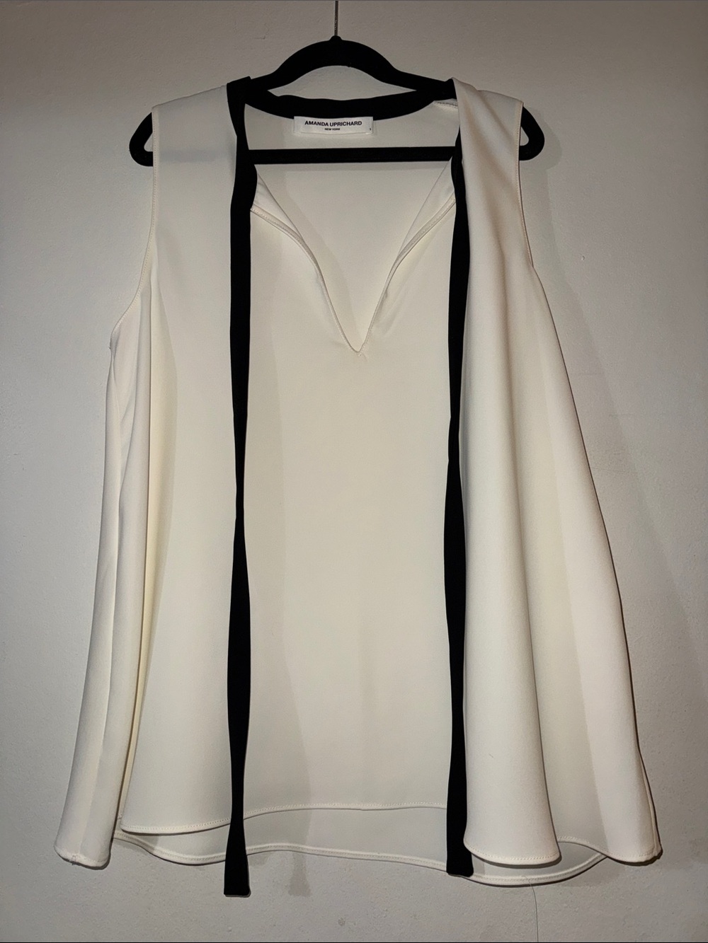 AMANDA UPRICHARD White Sleeveless V-Neck Top with Black Trim